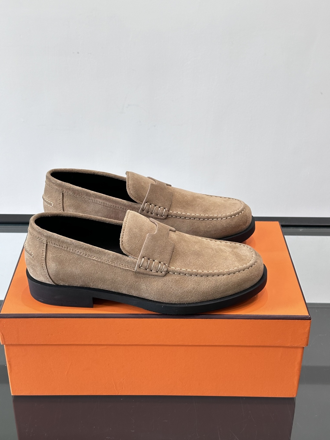 爱马仕 Go Mule乐福鞋这款爱马仕GoMule乐福鞋，采用进口牛反绒，柔软舒适，内里和垫脚都是羊皮，