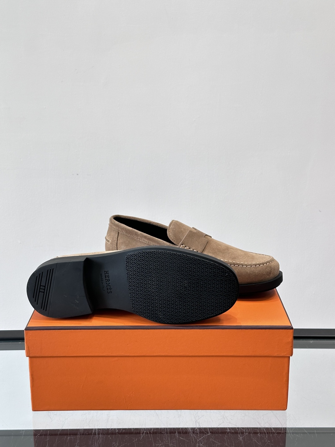 爱马仕 Go Mule乐福鞋这款爱马仕GoMule乐福鞋，采用进口牛反绒，柔软舒适，内里和垫脚都是羊皮，