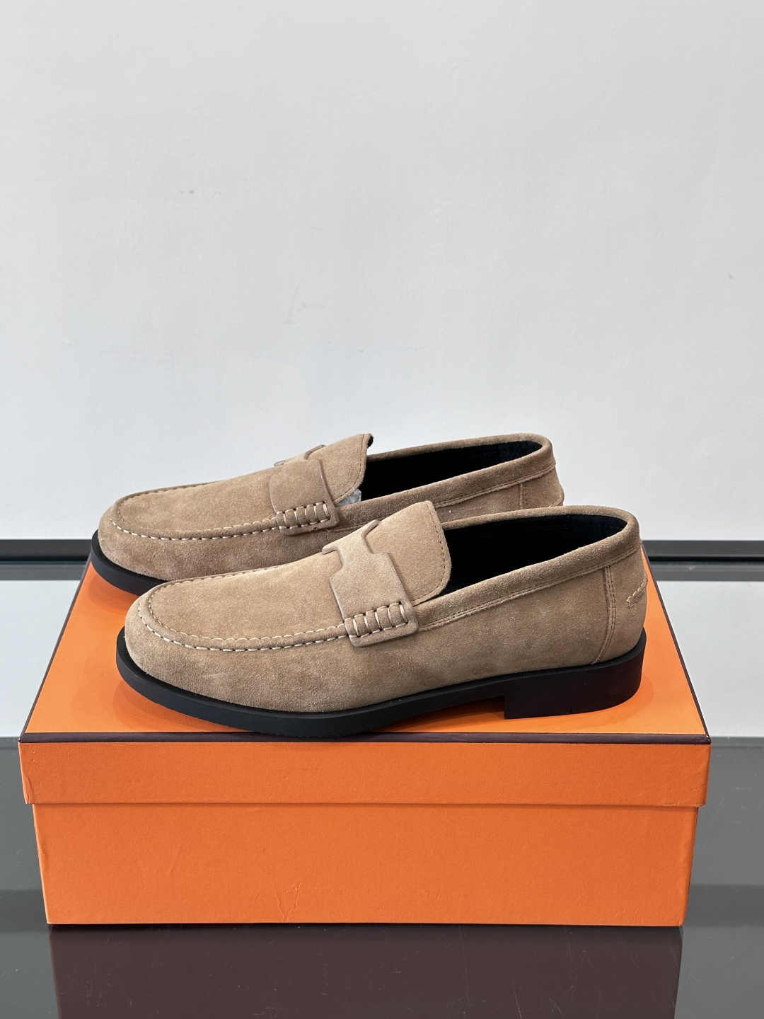 爱马仕 Go Mule乐福鞋这款爱马仕GoMule乐福鞋，采用进口牛反绒，柔软舒适，内里和垫脚都是羊皮，