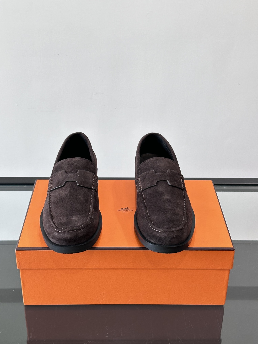 爱马仕 Go Mule乐福鞋这款爱马仕GoMule乐福鞋，采用进口牛反绒，柔软舒适，内里和垫脚都是羊皮，