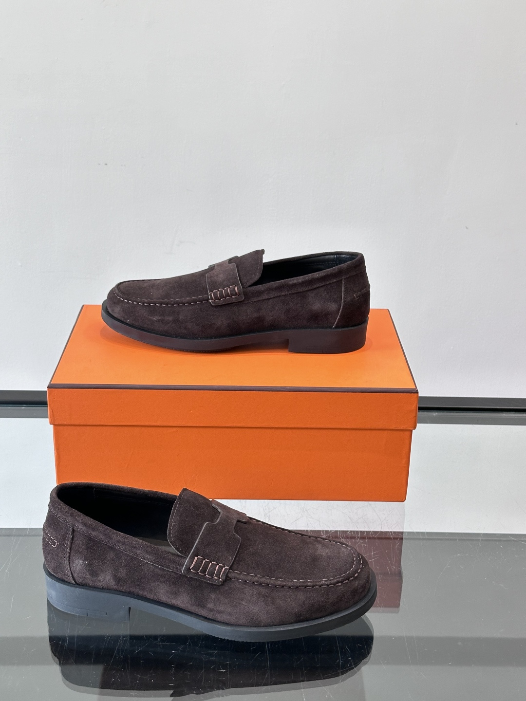 爱马仕 Go Mule乐福鞋这款爱马仕GoMule乐福鞋，采用进口牛反绒，柔软舒适，内里和垫脚都是羊皮，