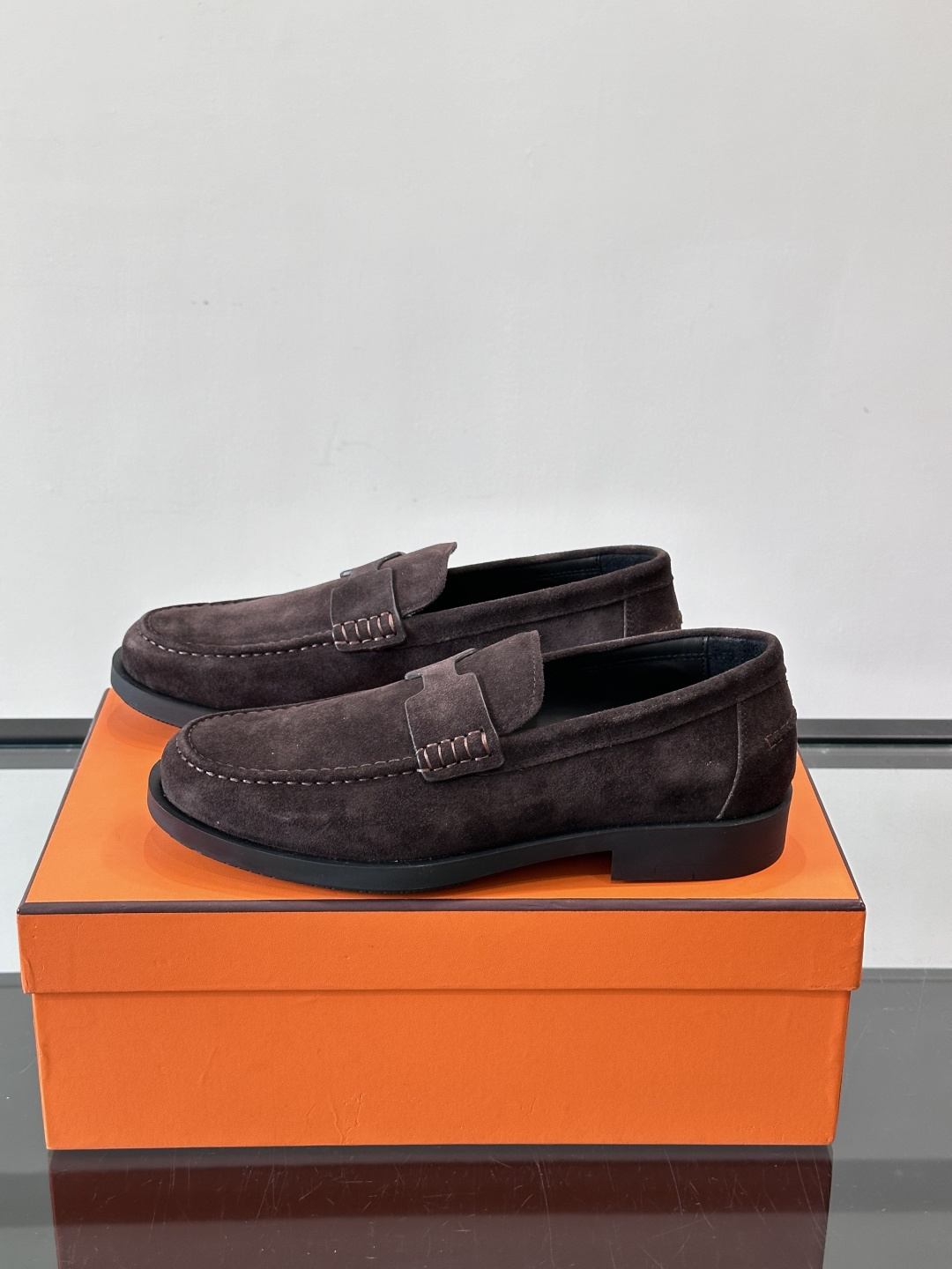 爱马仕 Go Mule乐福鞋这款爱马仕GoMule乐福鞋，采用进口牛反绒，柔软舒适，内里和垫脚都是羊皮，