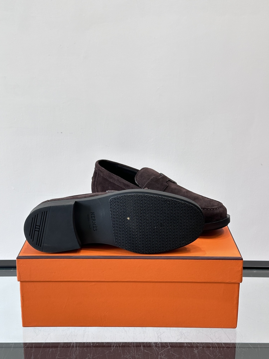 爱马仕 Go Mule乐福鞋这款爱马仕GoMule乐福鞋，采用进口牛反绒，柔软舒适，内里和垫脚都是羊皮，