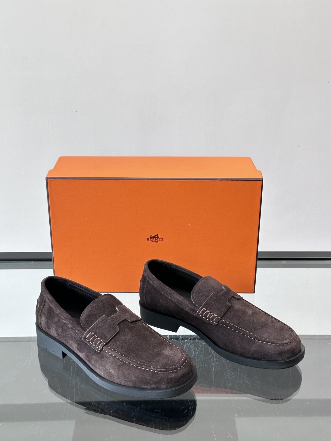 爱马仕 Go Mule乐福鞋这款爱马仕GoMule乐福鞋，采用进口牛反绒，柔软舒适，内里和垫脚都是羊皮，