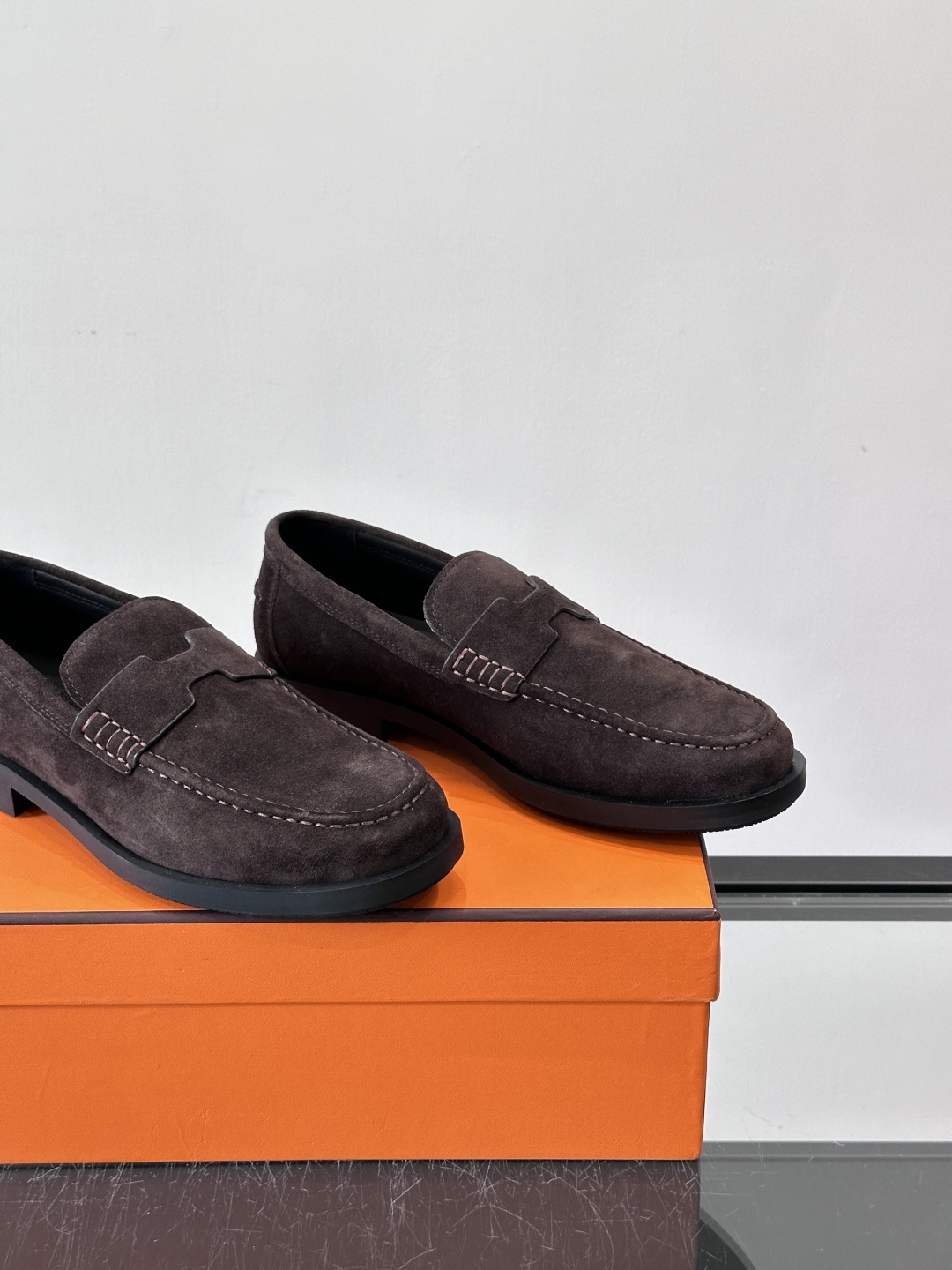 爱马仕 Go Mule乐福鞋这款爱马仕GoMule乐福鞋，采用进口牛反绒，柔软舒适，内里和垫脚都是羊皮，