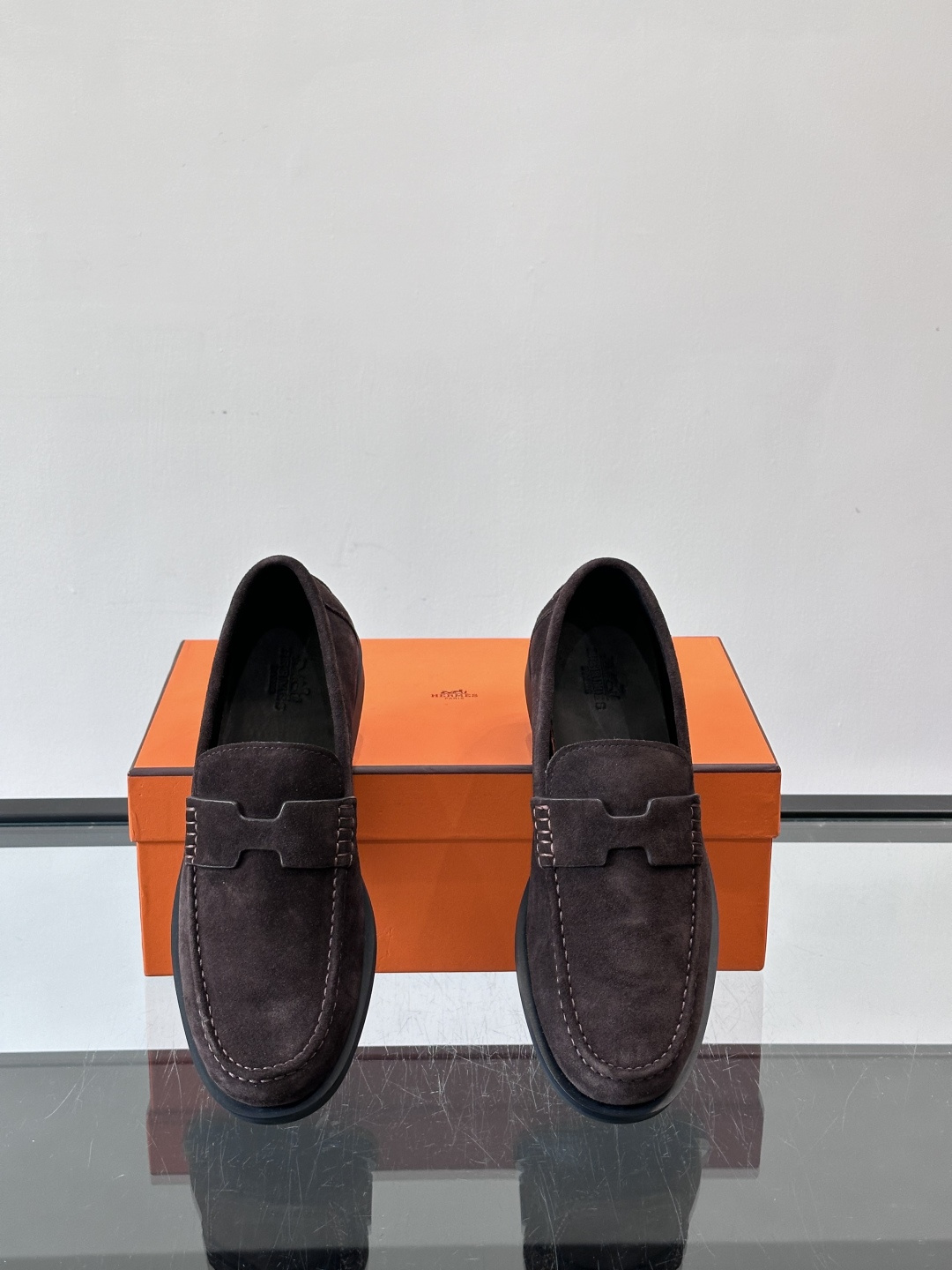 爱马仕 Go Mule乐福鞋这款爱马仕GoMule乐福鞋，采用进口牛反绒，柔软舒适，内里和垫脚都是羊皮，