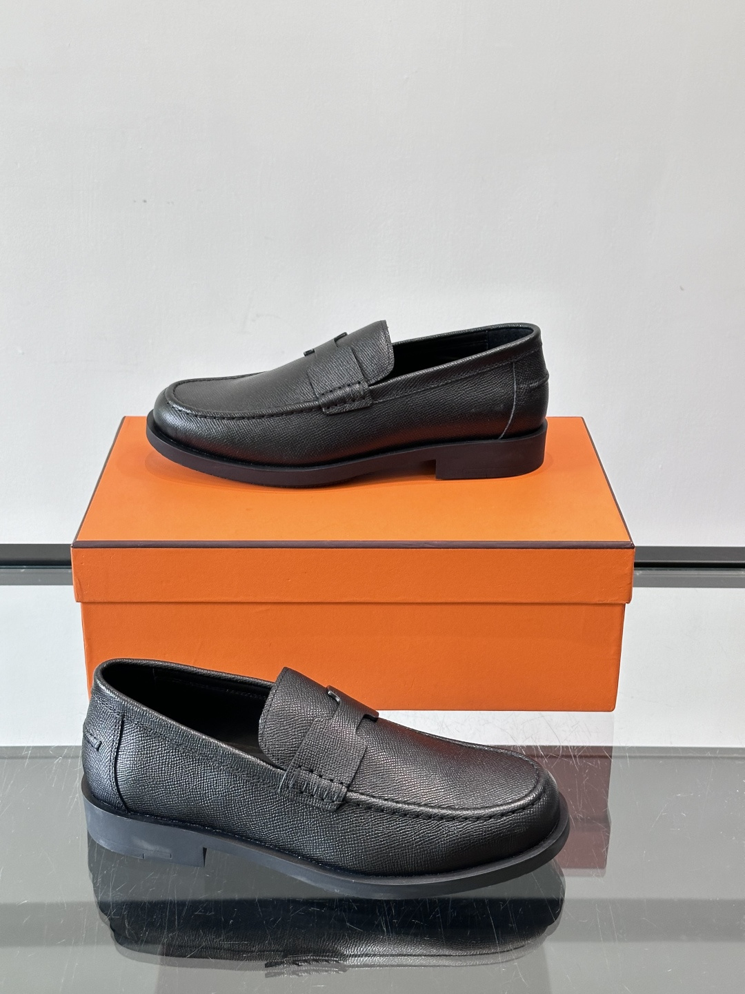 爱马仕 Go Mule乐福鞋这款爱马仕GoMule乐福鞋，采用进口牛反绒，柔软舒适，内里和垫脚都是羊皮，