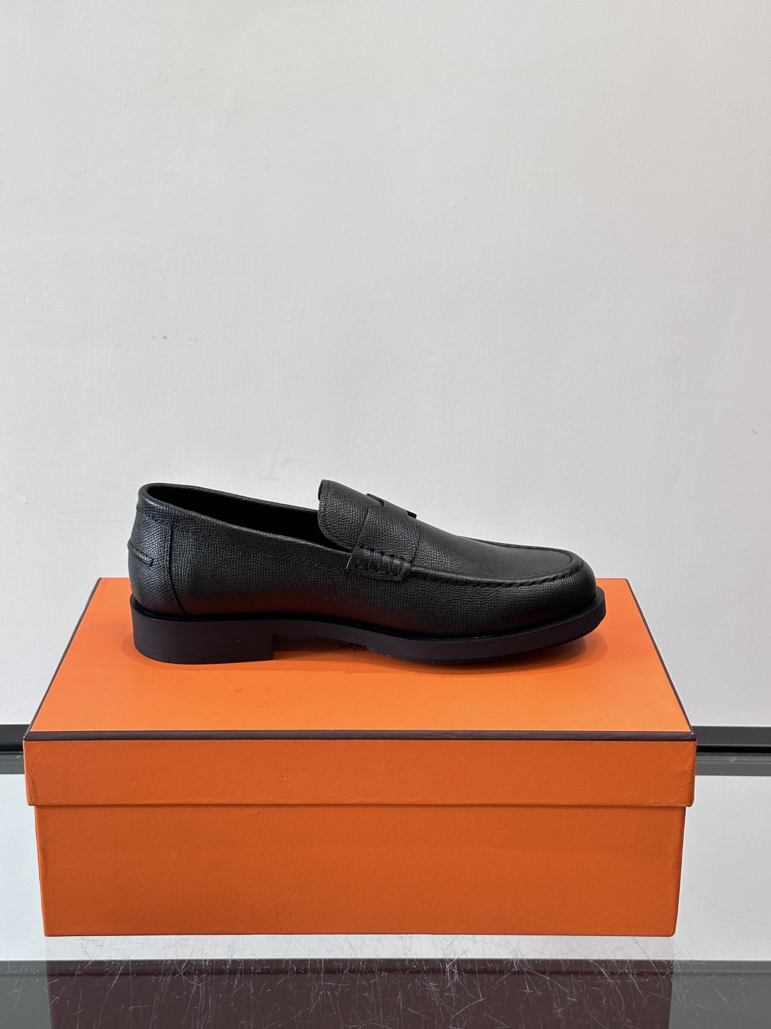 爱马仕 Go Mule乐福鞋这款爱马仕GoMule乐福鞋，采用进口牛反绒，柔软舒适，内里和垫脚都是羊皮，