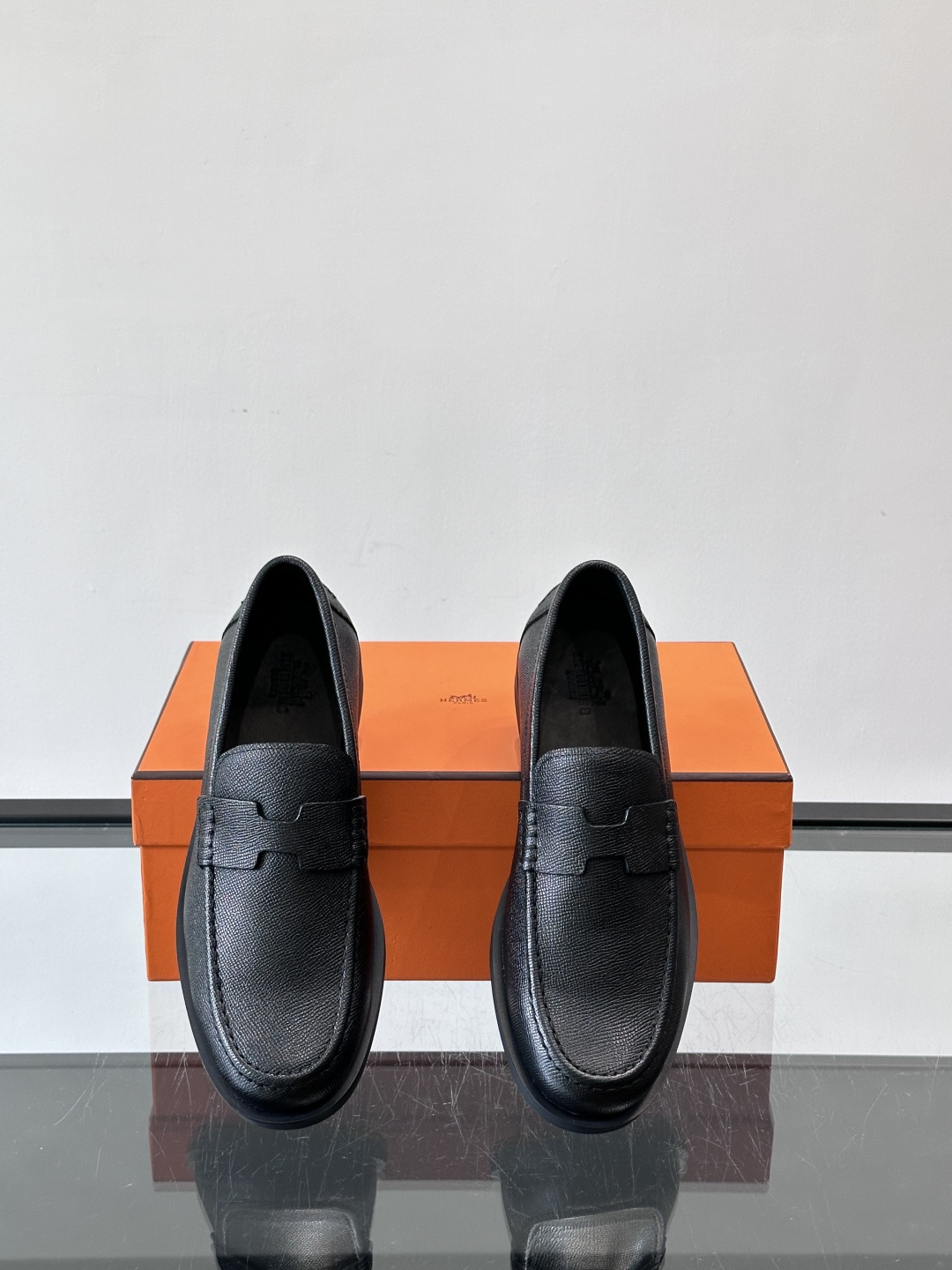 爱马仕 Go Mule乐福鞋这款爱马仕GoMule乐福鞋，采用进口牛反绒，柔软舒适，内里和垫脚都是羊皮，