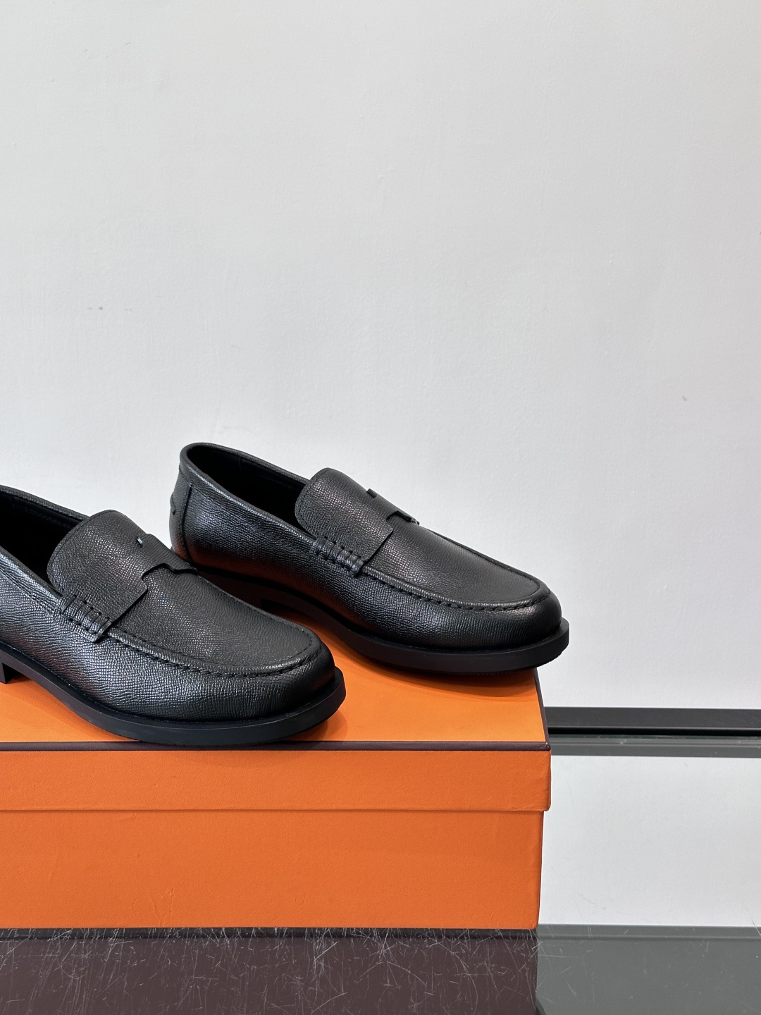 爱马仕 Go Mule乐福鞋这款爱马仕GoMule乐福鞋，采用进口牛反绒，柔软舒适，内里和垫脚都是羊皮，