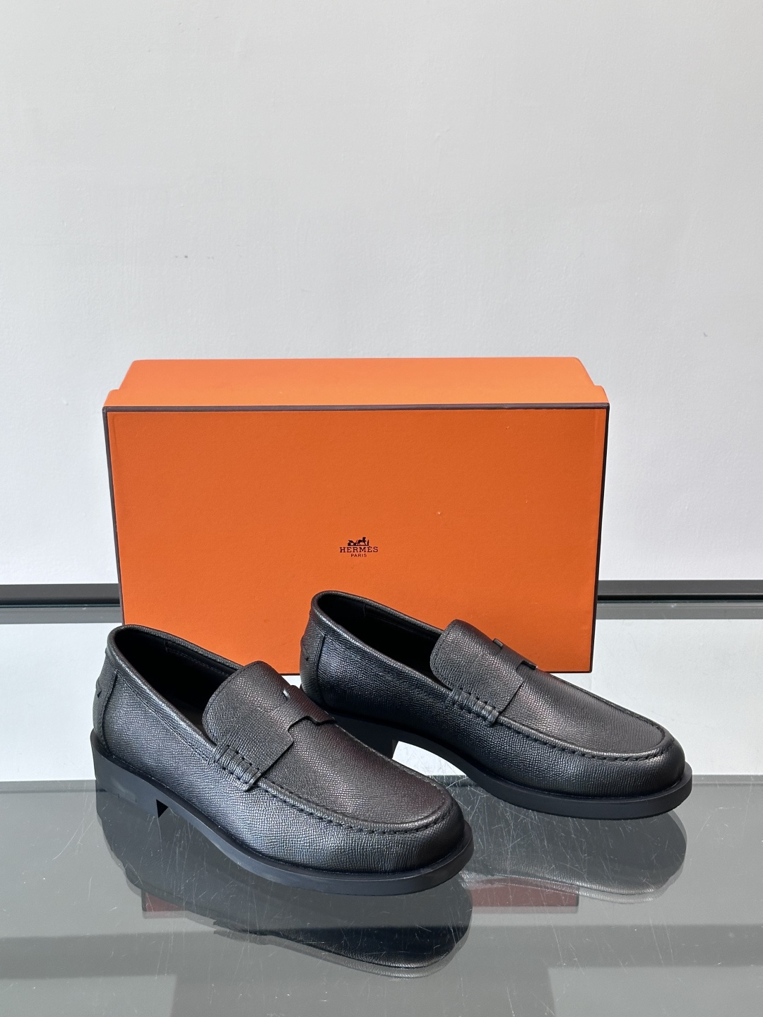 爱马仕 Go Mule乐福鞋这款爱马仕GoMule乐福鞋，采用进口牛反绒，柔软舒适，内里和垫脚都是羊皮，