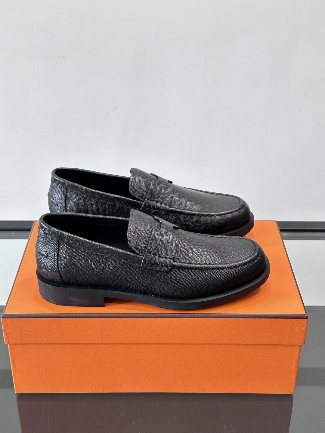 爱马仕 Go Mule乐福鞋这款爱马仕GoMule乐福鞋，采用进口牛反绒，柔软舒适，内里和垫脚都是羊皮，