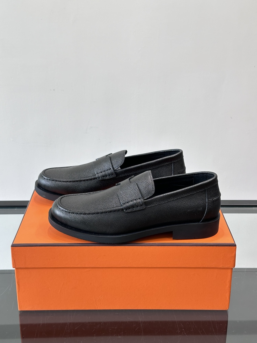 爱马仕 Go Mule乐福鞋这款爱马仕GoMule乐福鞋，采用进口牛反绒，柔软舒适，内里和垫脚都是羊皮，