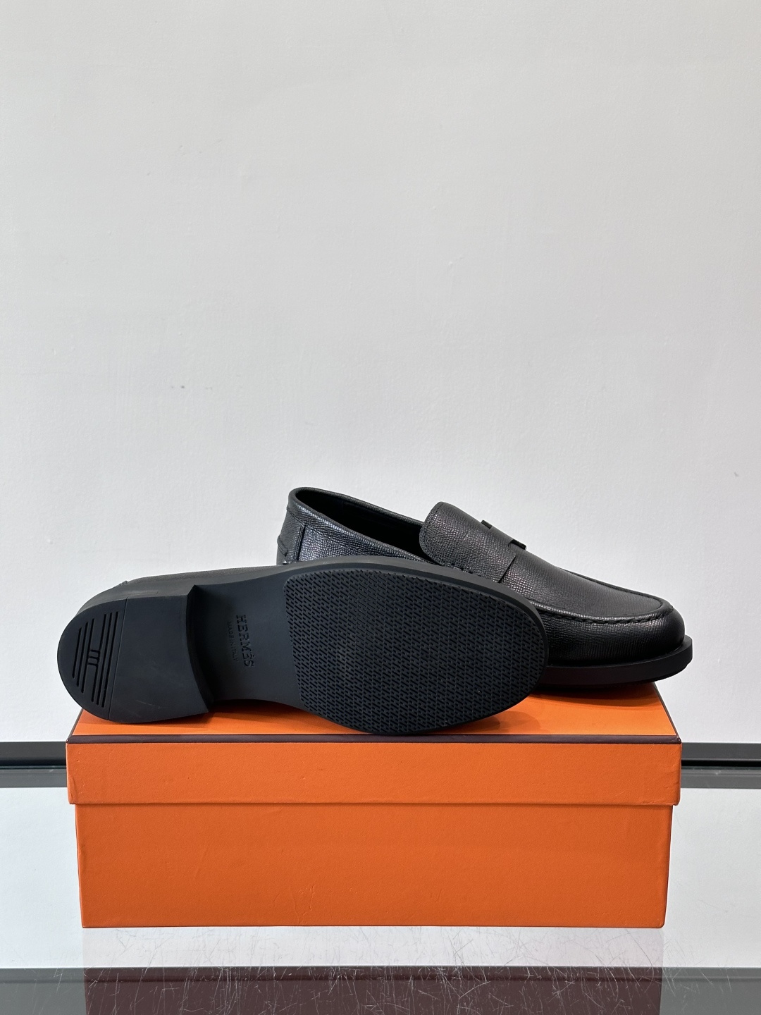 爱马仕 Go Mule乐福鞋这款爱马仕GoMule乐福鞋，采用进口牛反绒，柔软舒适，内里和垫脚都是羊皮，