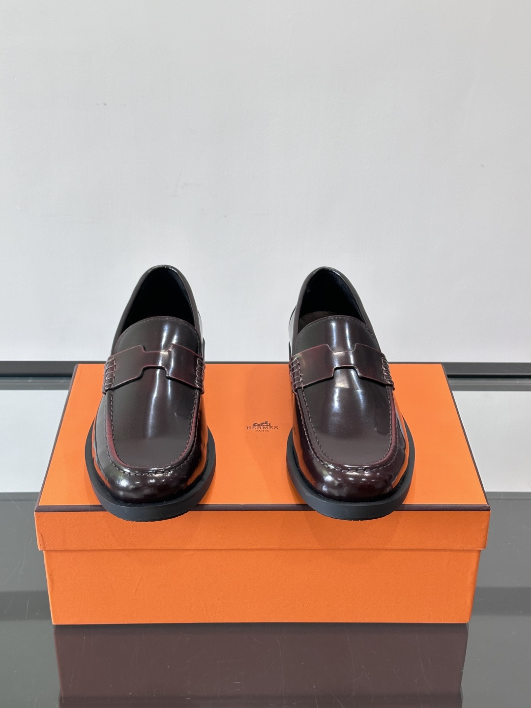 爱马仕 Go Mule乐福鞋这款爱马仕GoMule乐福鞋，采用进口牛反绒，柔软舒适，内里和垫脚都是羊皮，