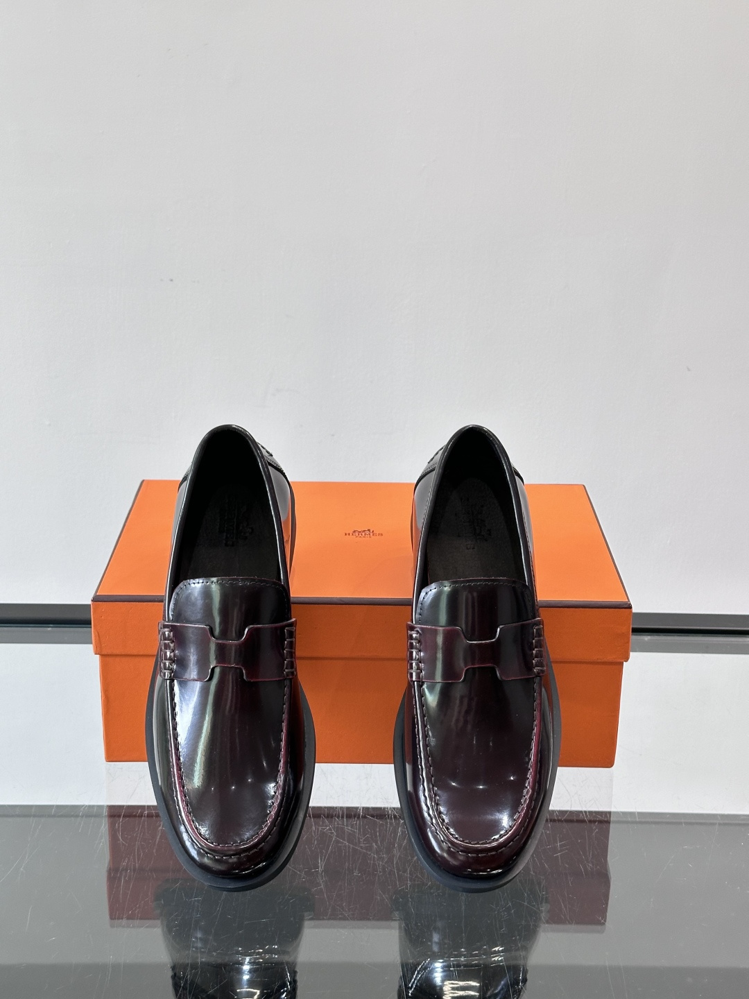 爱马仕 Go Mule乐福鞋这款爱马仕GoMule乐福鞋，采用进口牛反绒，柔软舒适，内里和垫脚都是羊皮，