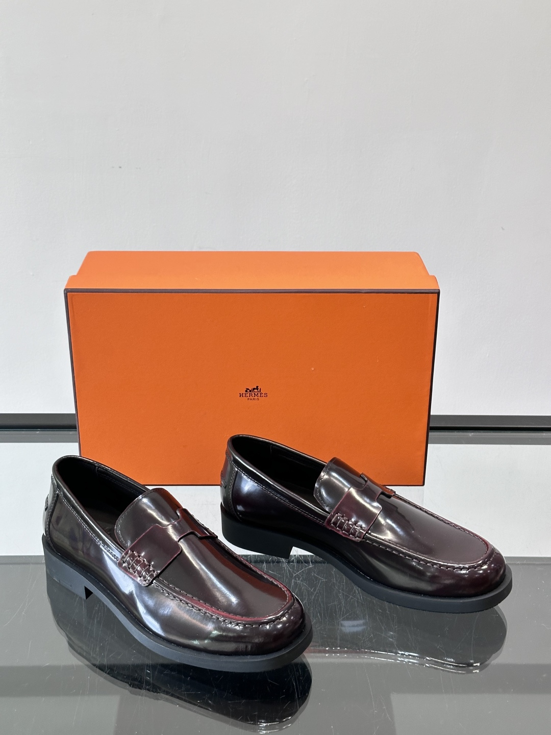 爱马仕 Go Mule乐福鞋这款爱马仕GoMule乐福鞋，采用进口牛反绒，柔软舒适，内里和垫脚都是羊皮，