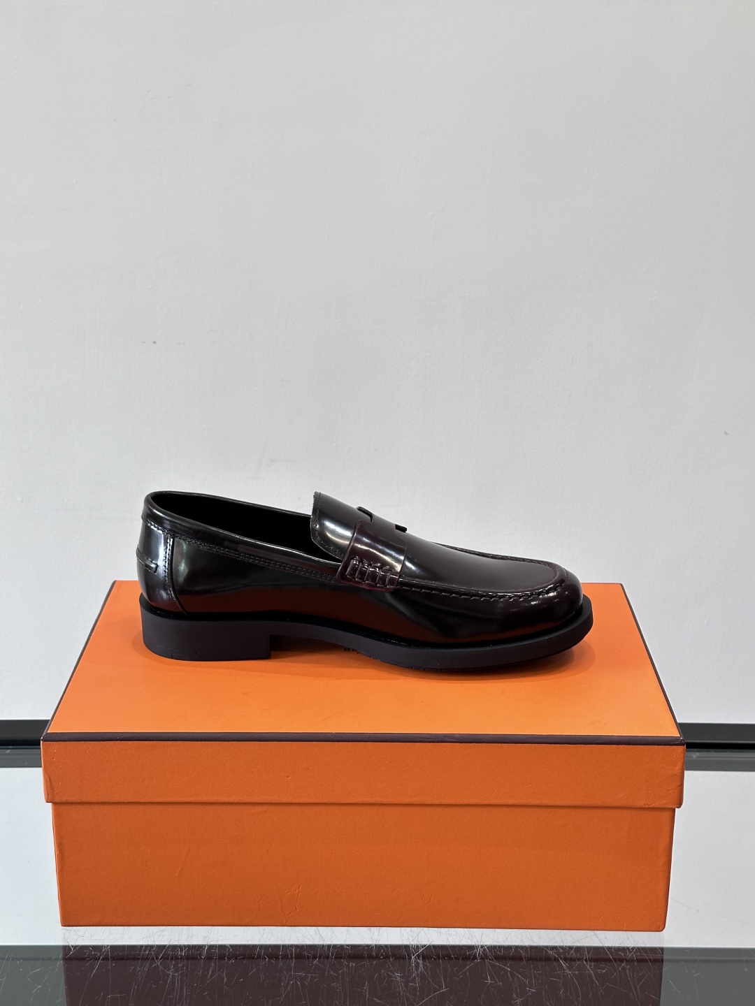 爱马仕 Go Mule乐福鞋这款爱马仕GoMule乐福鞋，采用进口牛反绒，柔软舒适，内里和垫脚都是羊皮，