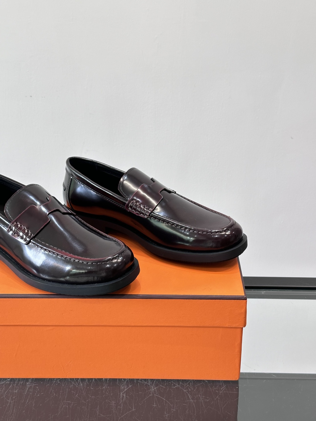 爱马仕 Go Mule乐福鞋这款爱马仕GoMule乐福鞋，采用进口牛反绒，柔软舒适，内里和垫脚都是羊皮，