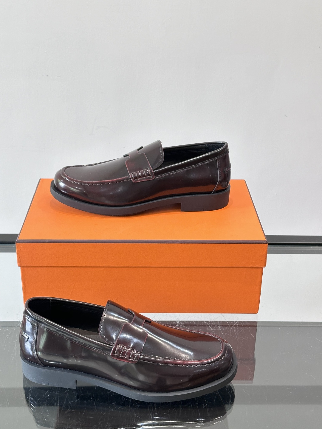 爱马仕 Go Mule乐福鞋这款爱马仕GoMule乐福鞋，采用进口牛反绒，柔软舒适，内里和垫脚都是羊皮，