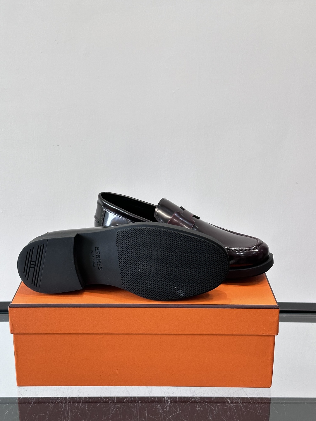 爱马仕 Go Mule乐福鞋这款爱马仕GoMule乐福鞋，采用进口牛反绒，柔软舒适，内里和垫脚都是羊皮，