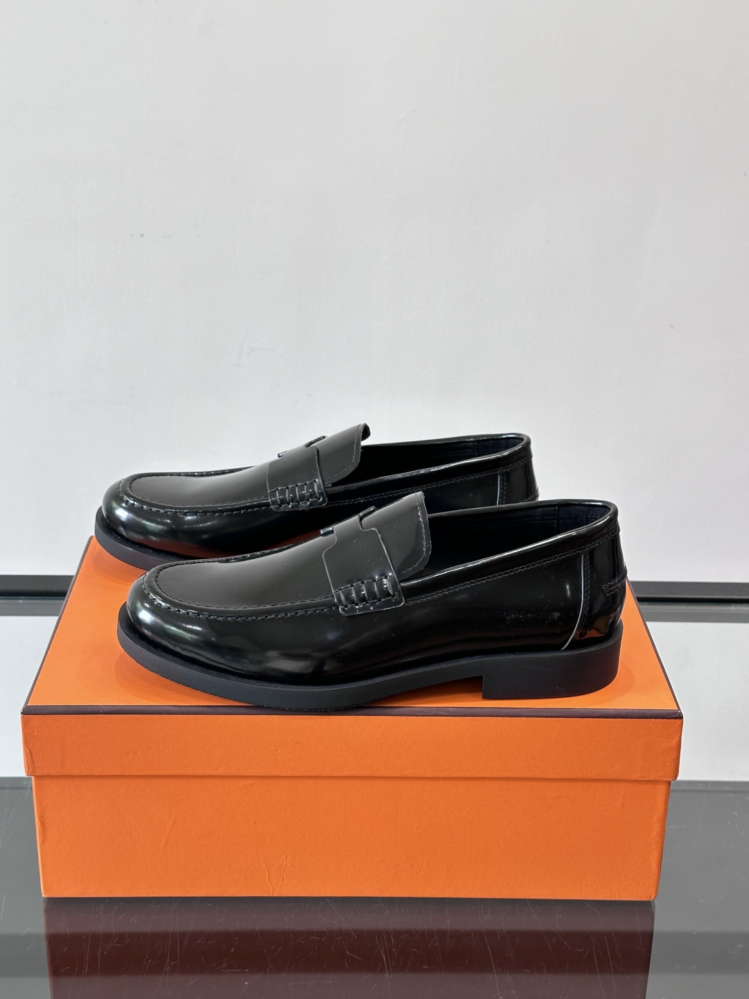 爱马仕 Go Mule乐福鞋这款爱马仕GoMule乐福鞋，采用进口牛反绒，柔软舒适，内里和垫脚都是羊皮，