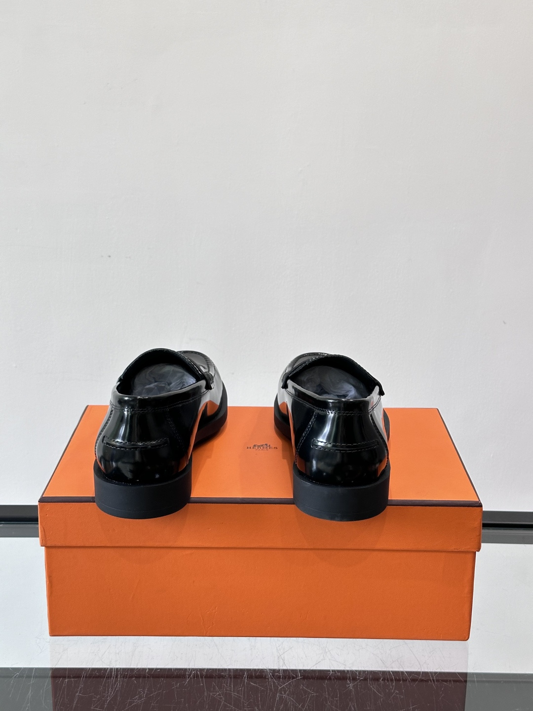 爱马仕 Go Mule乐福鞋这款爱马仕GoMule乐福鞋，采用进口牛反绒，柔软舒适，内里和垫脚都是羊皮，