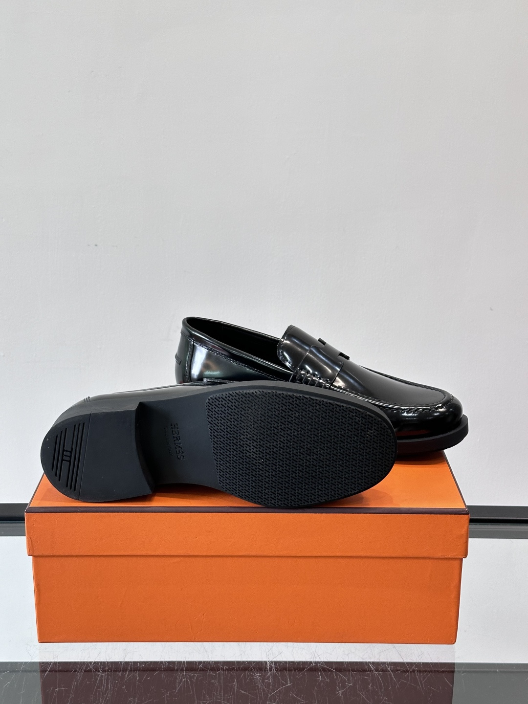 爱马仕 Go Mule乐福鞋这款爱马仕GoMule乐福鞋，采用进口牛反绒，柔软舒适，内里和垫脚都是羊皮，