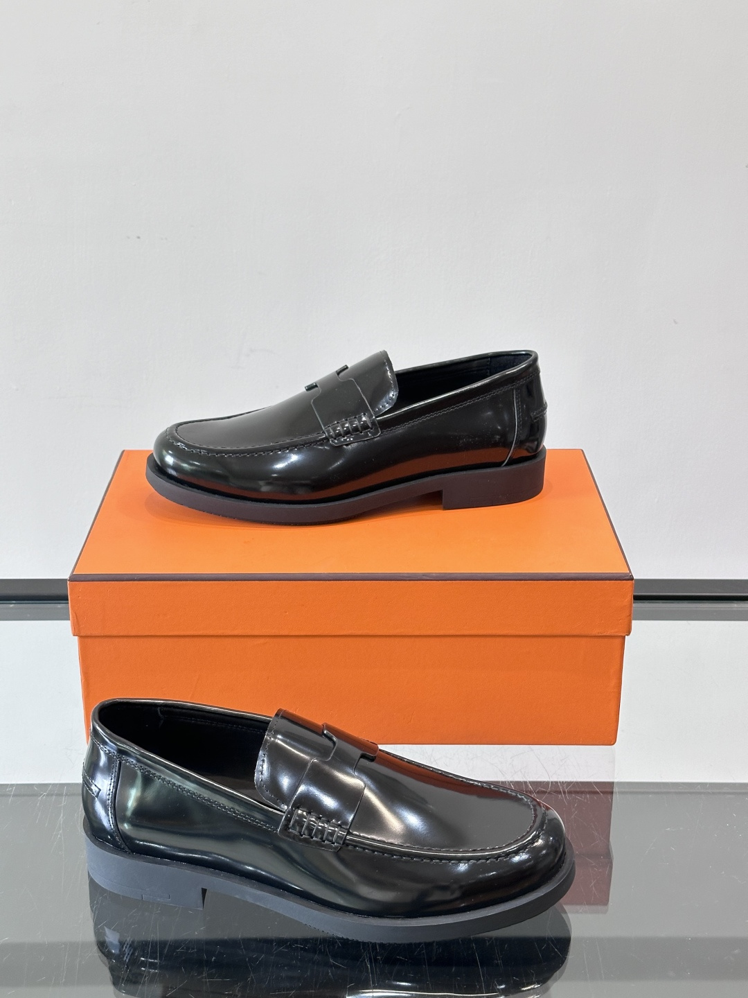 爱马仕 Go Mule乐福鞋这款爱马仕GoMule乐福鞋，采用进口牛反绒，柔软舒适，内里和垫脚都是羊皮，