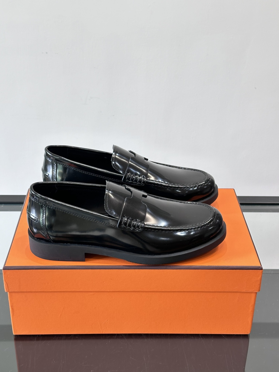 NO:605139,Hermès Go Mule Loafers This Hermès GoMule loafer is made of imported cow suede, soft and comfortable. The lining and feet are made of sheepskin, with perfect texture. The TPU anti-slip and wear-resistant outsole is suitable for daily commuting or leisure. Classic design + classic toe, elegant and practical, gentle and versatile, can be worn in trousers!  The handmade details are ultra-exquisite, which is the representative of Hermès craftsmanship. It is comfortable and fashionable and a must-have for daily wear, size 39-44 (customized at 38.45), hermes, loafers, sheepskin19860909爱马仕 Go Mule乐福鞋 这款爱马仕GoMule乐福鞋,采用进口牛反绒,柔软舒适,内里和垫脚都是羊皮,质感满分.TPU防滑耐磨大底,日常通勤或休闲都很适合.经典设计＋经典包头,优雅又实用,温柔百搭,裤装都能hold住！手工细节超精致,是爱马仕工艺的代表,舒适又时髦,日常穿搭必 ,size39-44（38.45定做）,,hermes,loafers,sheepskin,Men's shoes