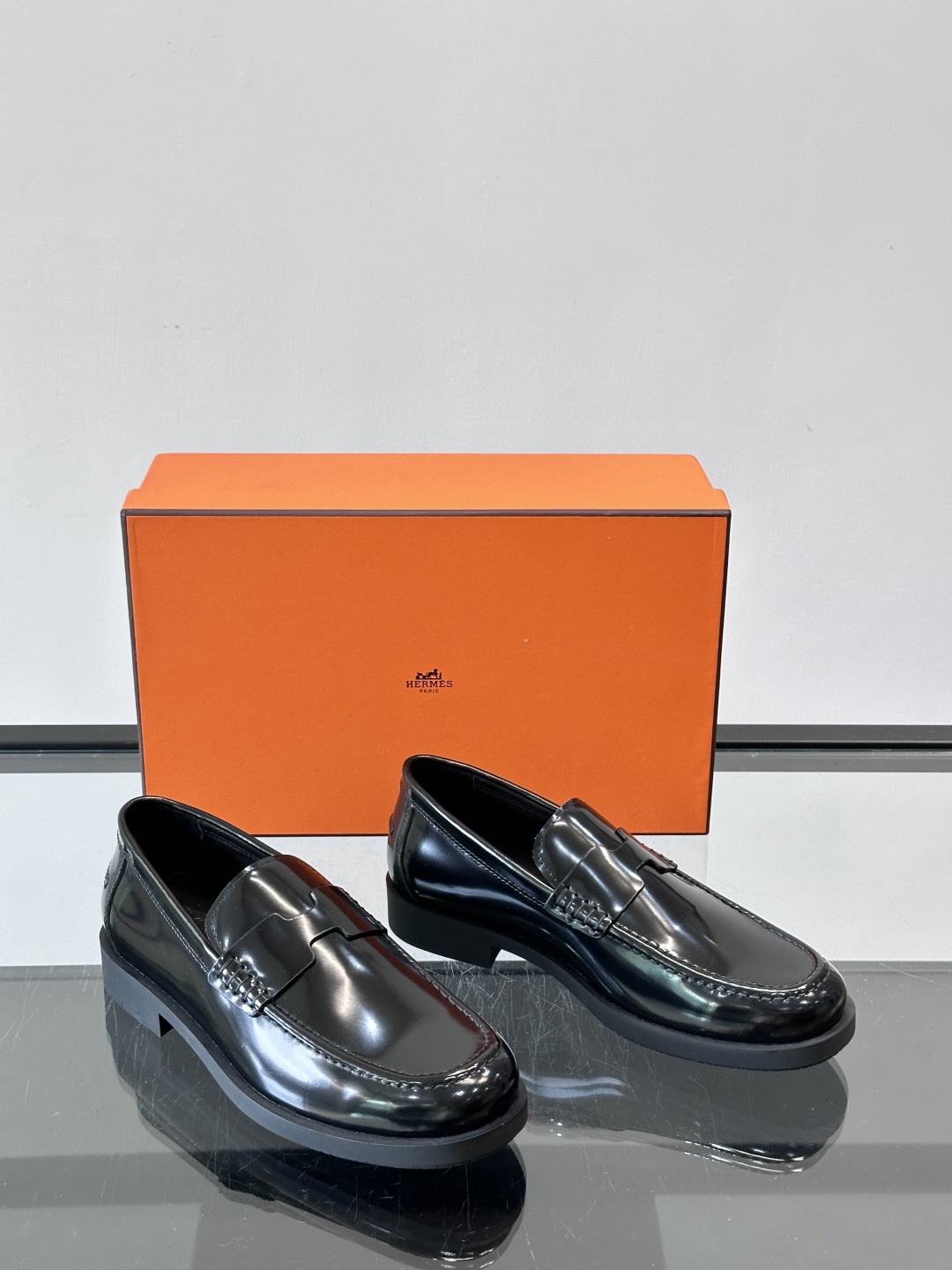 爱马仕 Go Mule乐福鞋这款爱马仕GoMule乐福鞋，采用进口牛反绒，柔软舒适，内里和垫脚都是羊皮，