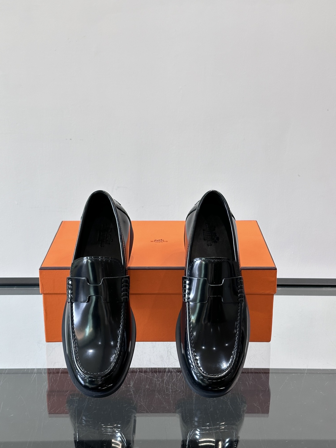 爱马仕 Go Mule乐福鞋这款爱马仕GoMule乐福鞋，采用进口牛反绒，柔软舒适，内里和垫脚都是羊皮，