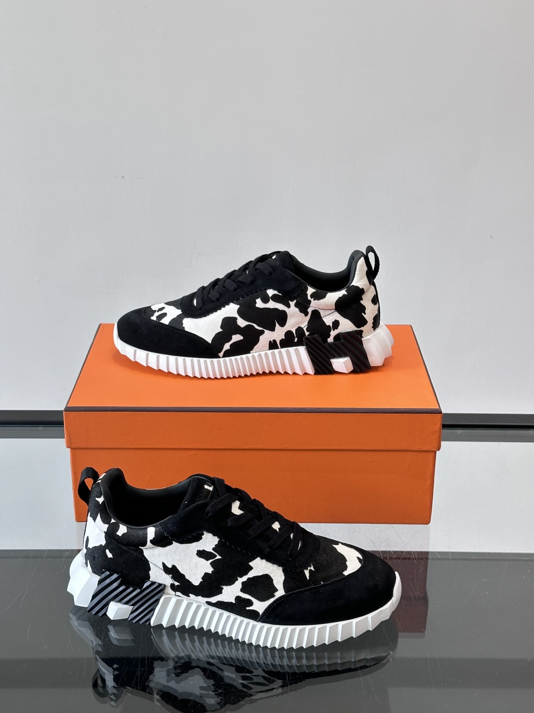 爱马仕Olima系列休闲运动鞋🧡，黑白牛纹设计超有辨识度，鞋面拼接绒面革和织物，质感满分又透气！鞋底是白