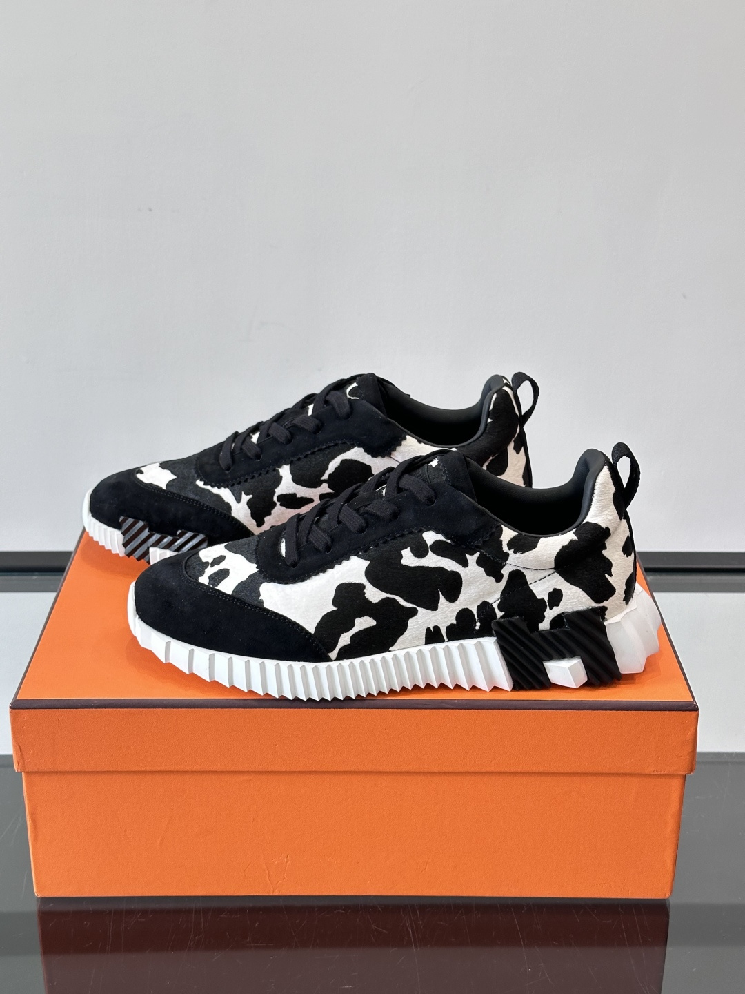 爱马仕Olima系列休闲运动鞋🧡，黑白牛纹设计超有辨识度，鞋面拼接绒面革和织物，质感满分又透气！鞋底是白