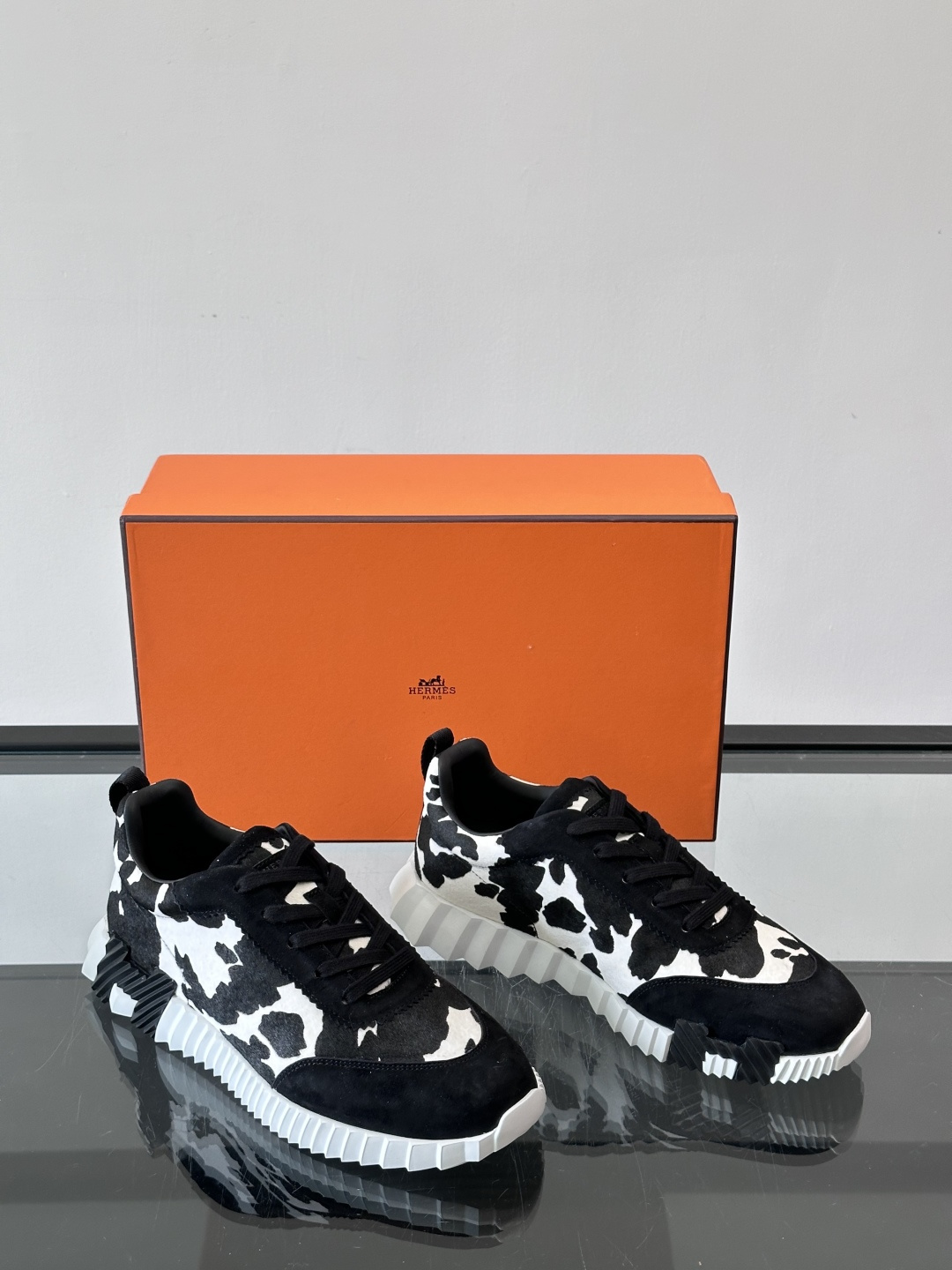 爱马仕Olima系列休闲运动鞋🧡，黑白牛纹设计超有辨识度，鞋面拼接绒面革和织物，质感满分又透气！鞋底是白