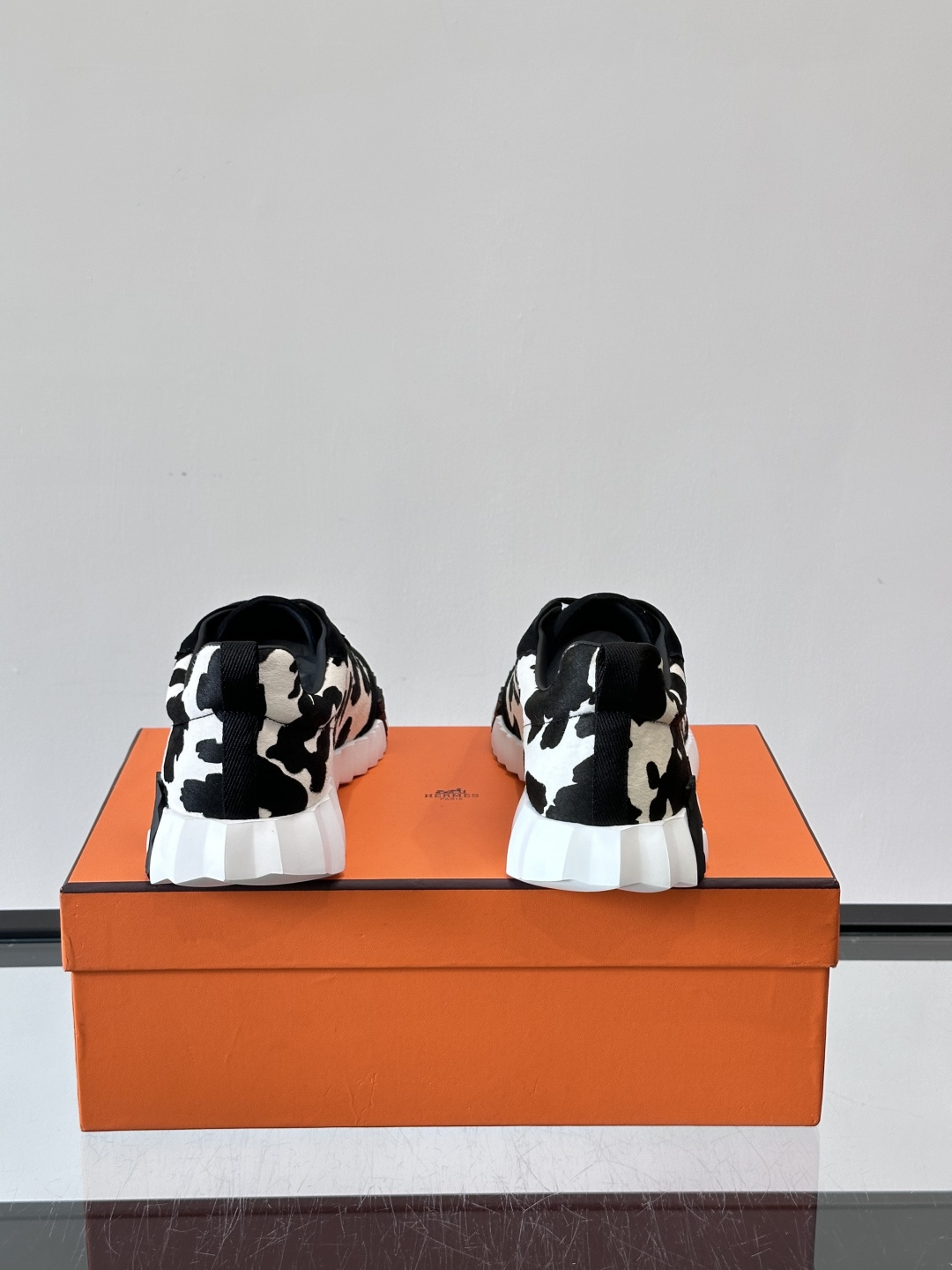 爱马仕Olima系列休闲运动鞋🧡，黑白牛纹设计超有辨识度，鞋面拼接绒面革和织物，质感满分又透气！鞋底是白