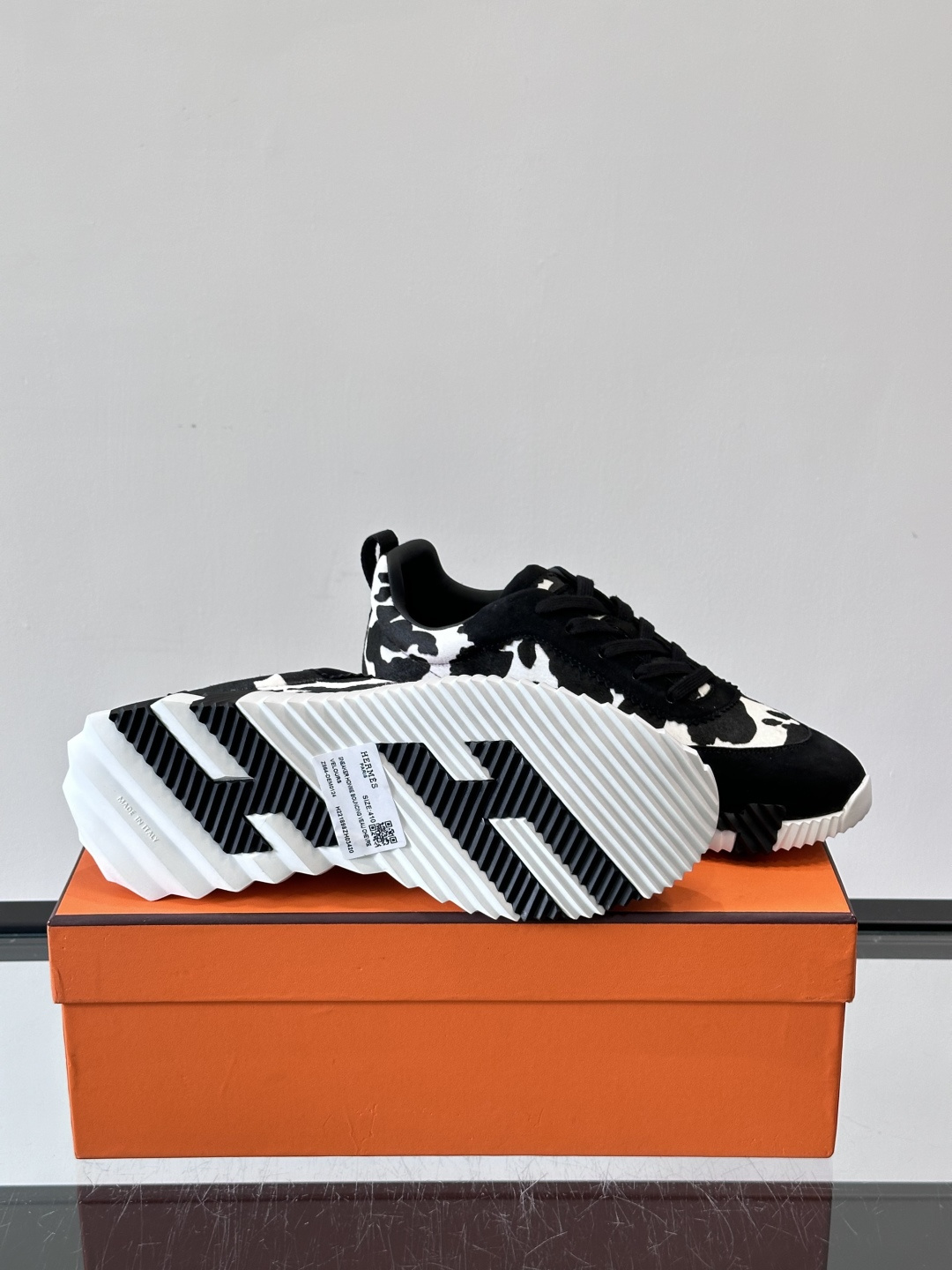 爱马仕Olima系列休闲运动鞋🧡，黑白牛纹设计超有辨识度，鞋面拼接绒面革和织物，质感满分又透气！鞋底是白