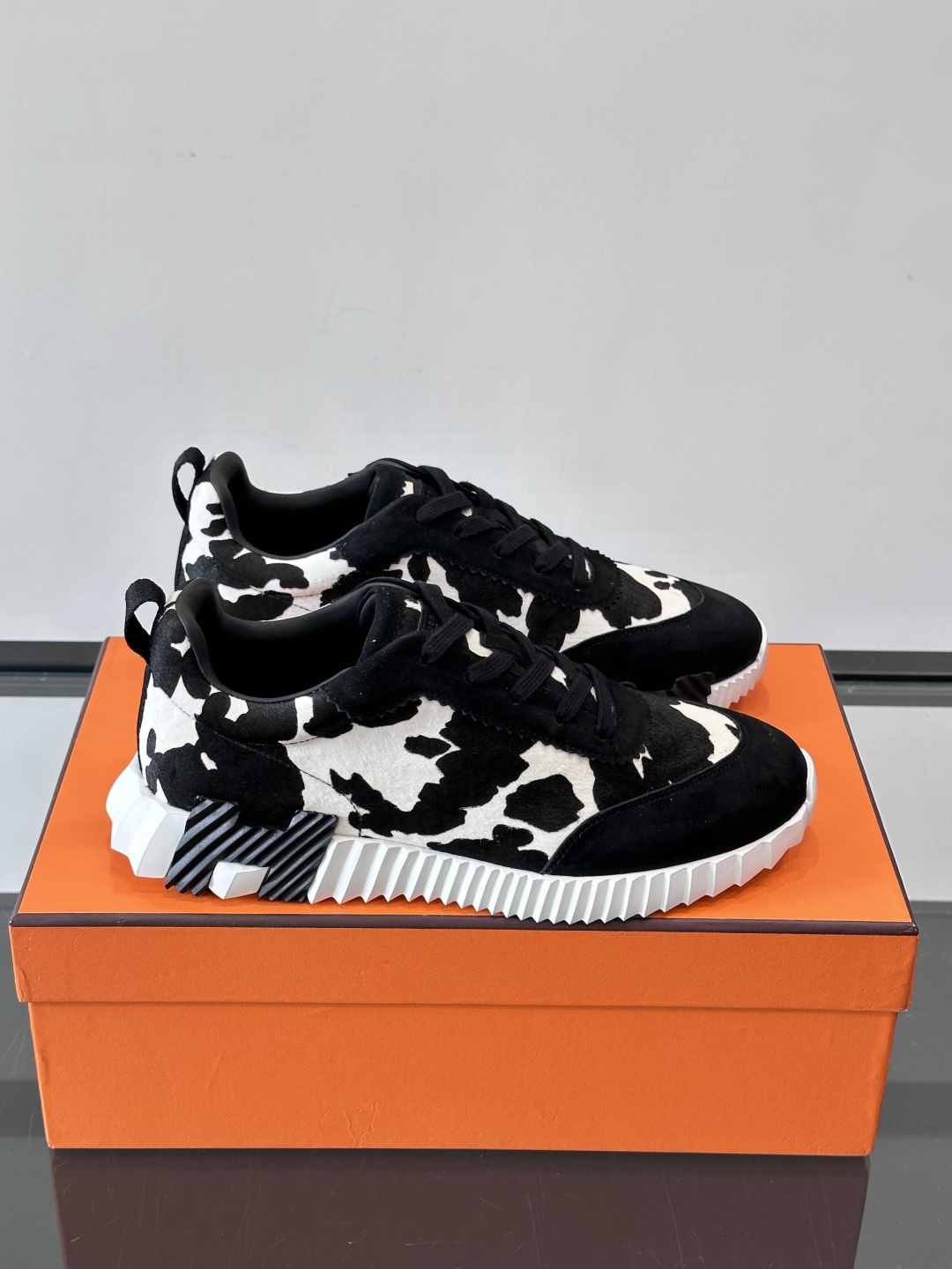 爱马仕Olima系列休闲运动鞋🧡，黑白牛纹设计超有辨识度，鞋面拼接绒面革和织物，质感满分又透气！鞋底是白