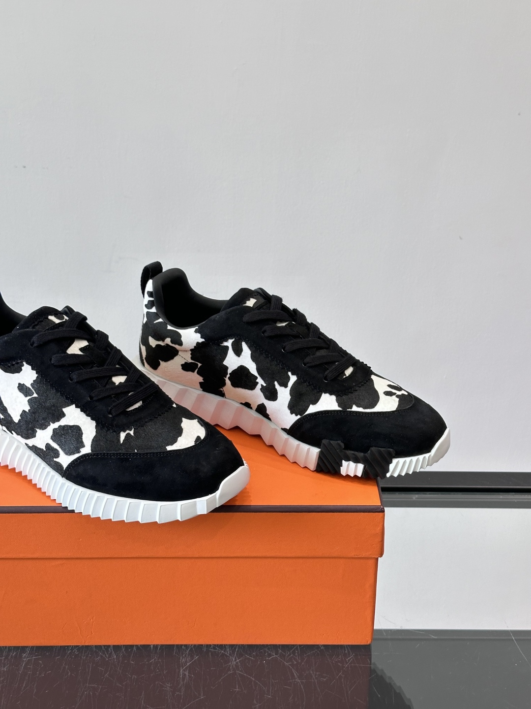 爱马仕Olima系列休闲运动鞋🧡，黑白牛纹设计超有辨识度，鞋面拼接绒面革和织物，质感满分又透气！鞋底是白