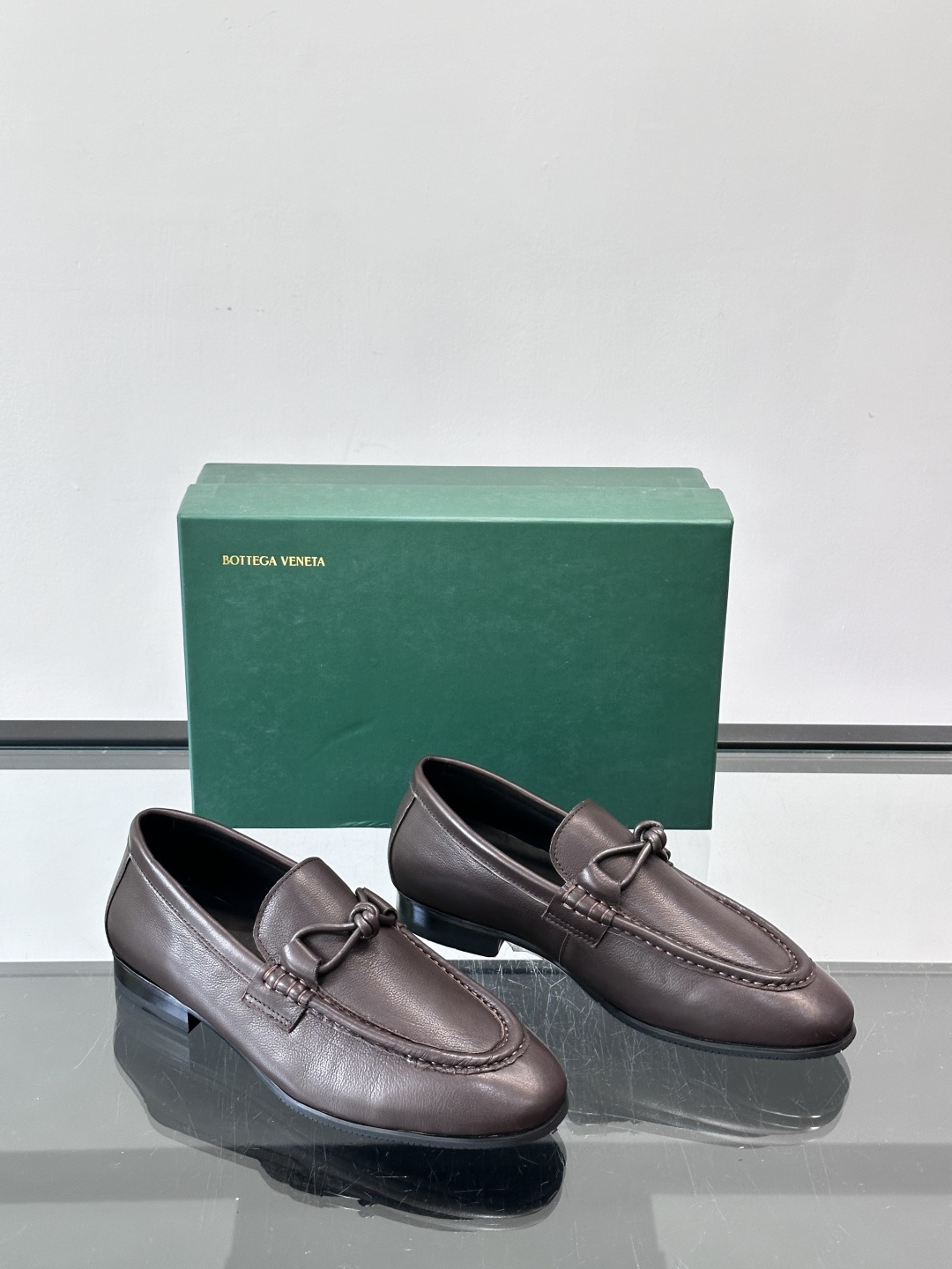 bv男士皮鞋，选用优质皮革，表面光滑细腻，质感满分💯。经典乐福鞋设计，搭配马衔扣装饰，细节精致，低调又高