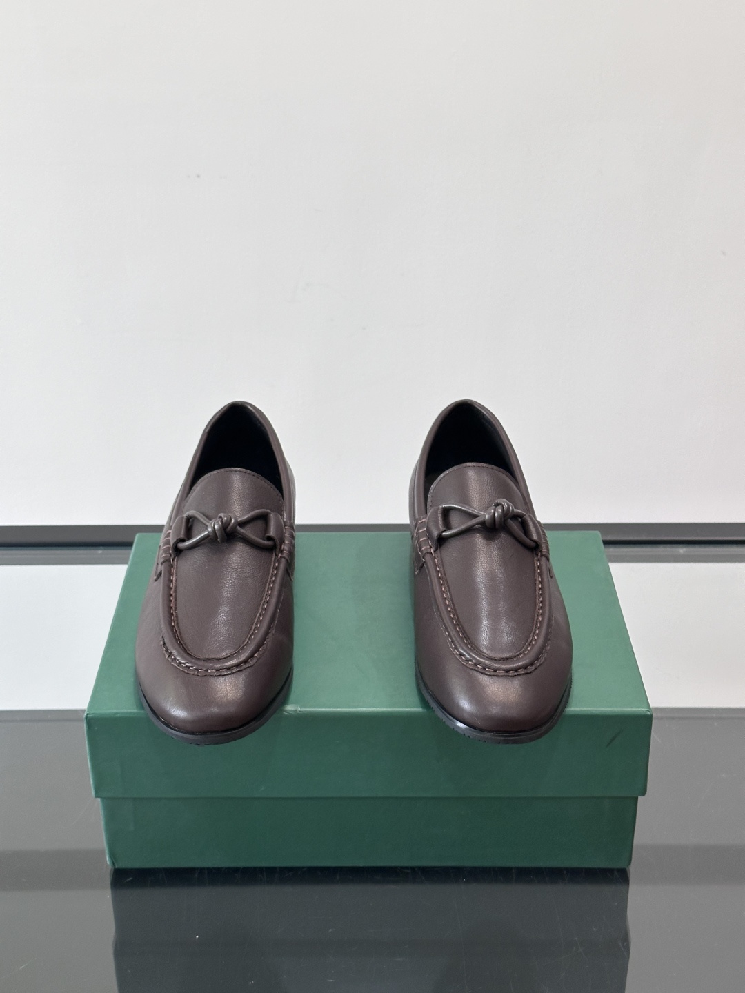 bv男士皮鞋，选用优质皮革，表面光滑细腻，质感满分💯。经典乐福鞋设计，搭配马衔扣装饰，细节精致，低调又高