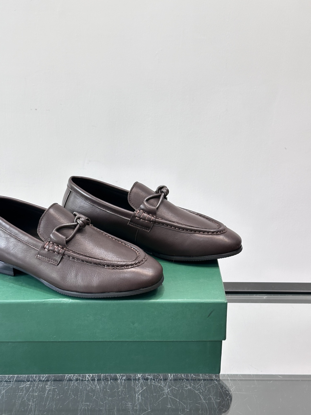 bv男士皮鞋，选用优质皮革，表面光滑细腻，质感满分💯。经典乐福鞋设计，搭配马衔扣装饰，细节精致，低调又高