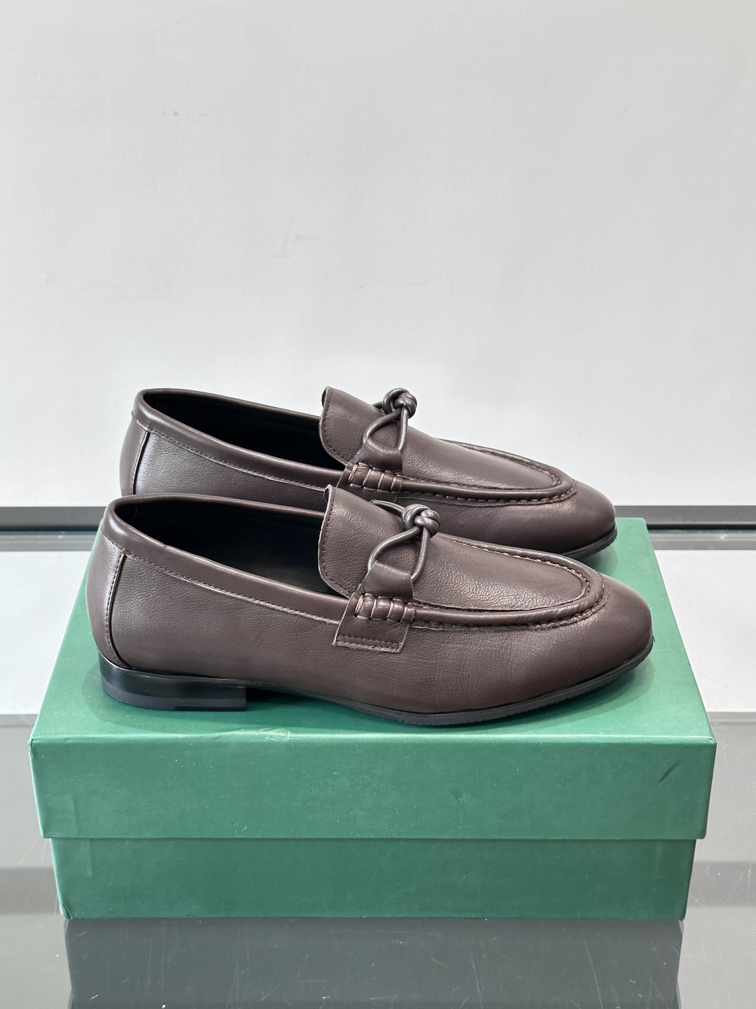 bv男士皮鞋，选用优质皮革，表面光滑细腻，质感满分💯。经典乐福鞋设计，搭配马衔扣装饰，细节精致，低调又高