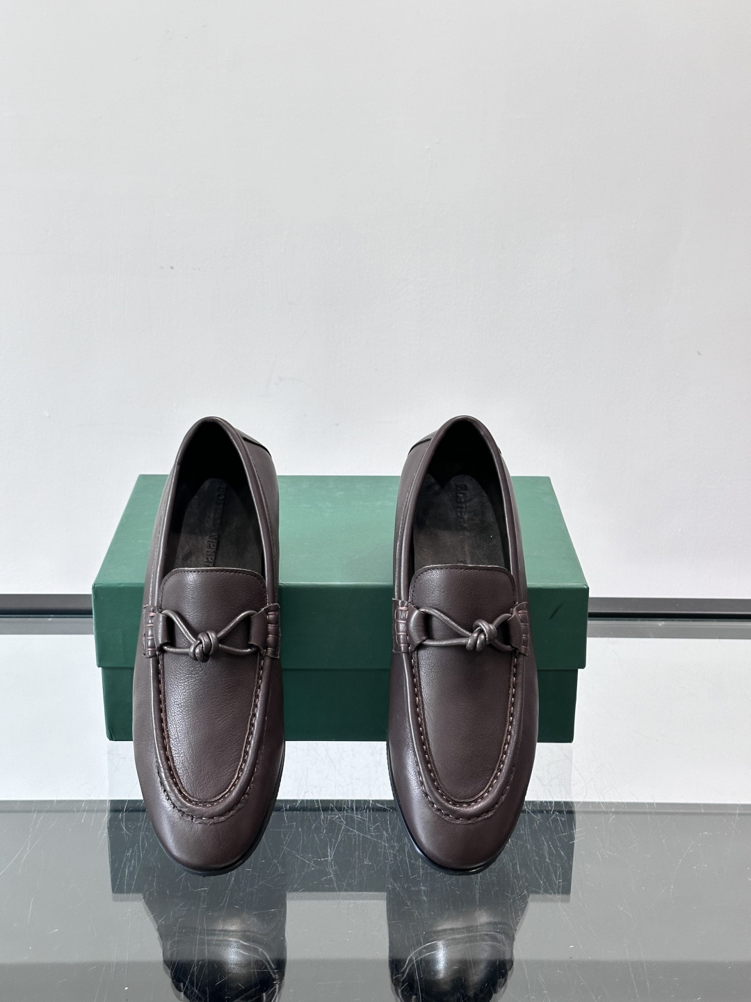 bv男士皮鞋，选用优质皮革，表面光滑细腻，质感满分💯。经典乐福鞋设计，搭配马衔扣装饰，细节精致，低调又高