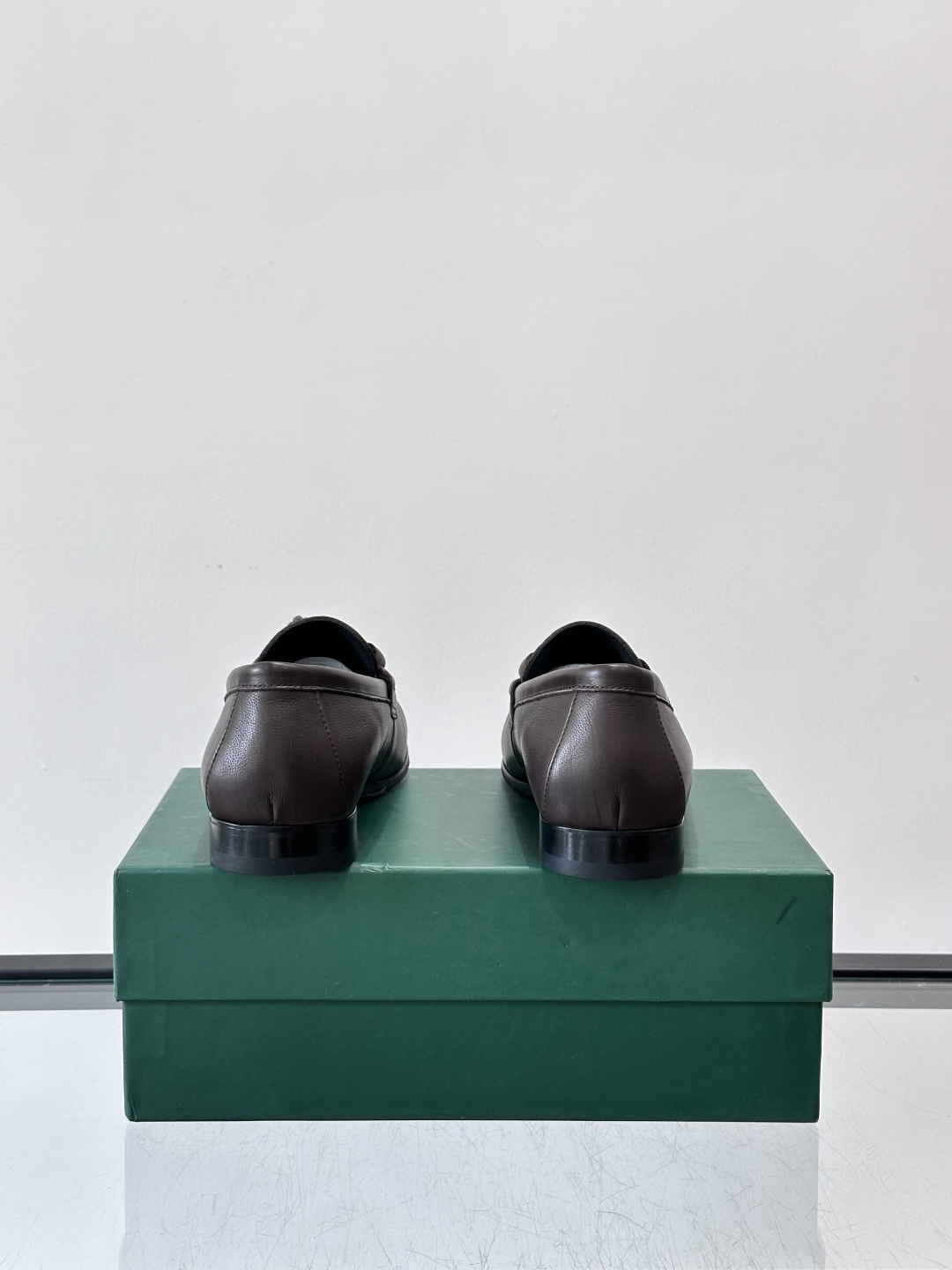 bv男士皮鞋，选用优质皮革，表面光滑细腻，质感满分💯。经典乐福鞋设计，搭配马衔扣装饰，细节精致，低调又高