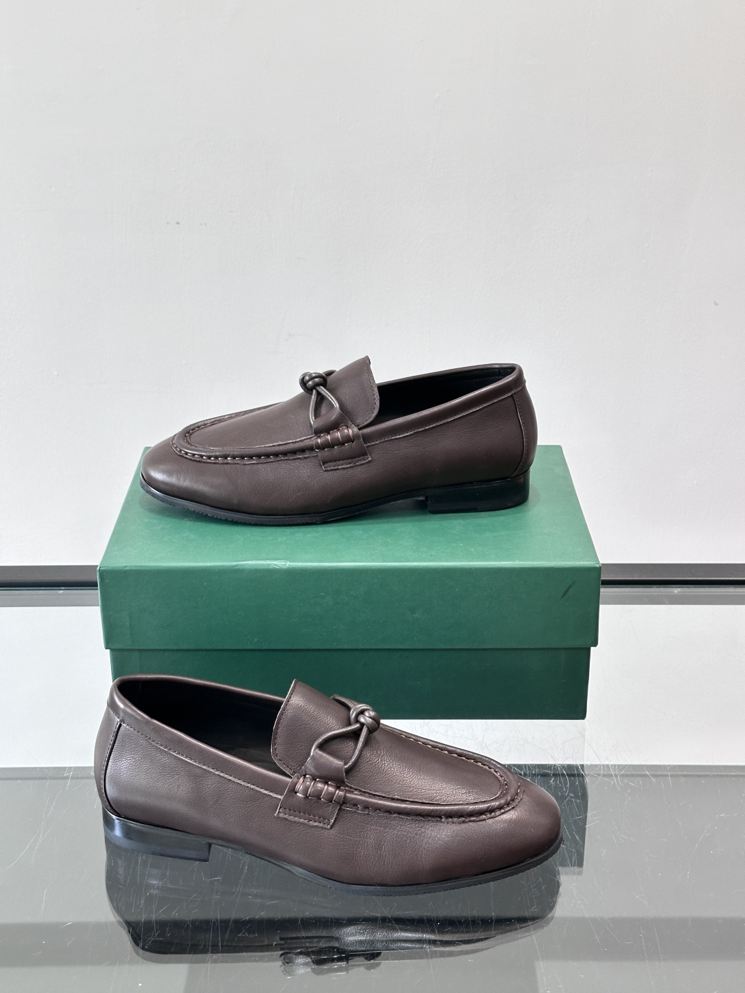 bv男士皮鞋，选用优质皮革，表面光滑细腻，质感满分💯。经典乐福鞋设计，搭配马衔扣装饰，细节精致，低调又高