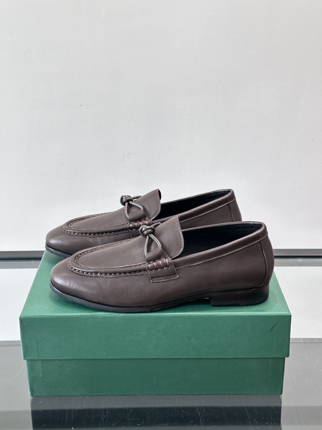 bv男士皮鞋，选用优质皮革，表面光滑细腻，质感满分💯。经典乐福鞋设计，搭配马衔扣装饰，细节精致，低调又高