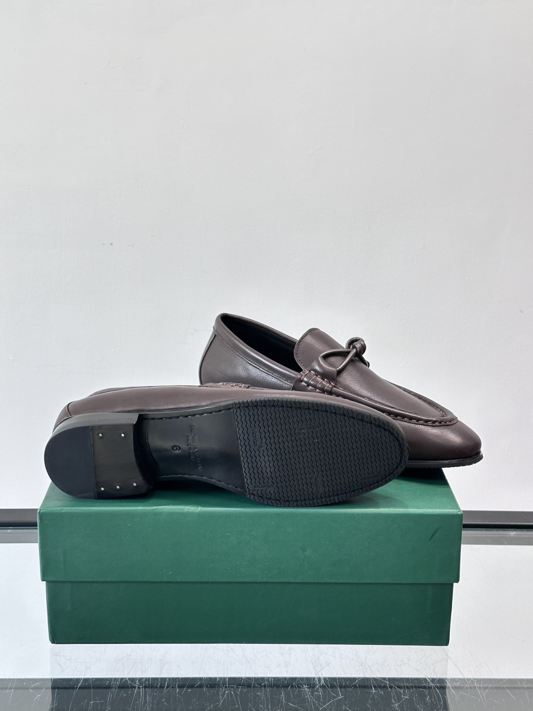 bv男士皮鞋，选用优质皮革，表面光滑细腻，质感满分💯。经典乐福鞋设计，搭配马衔扣装饰，细节精致，低调又高