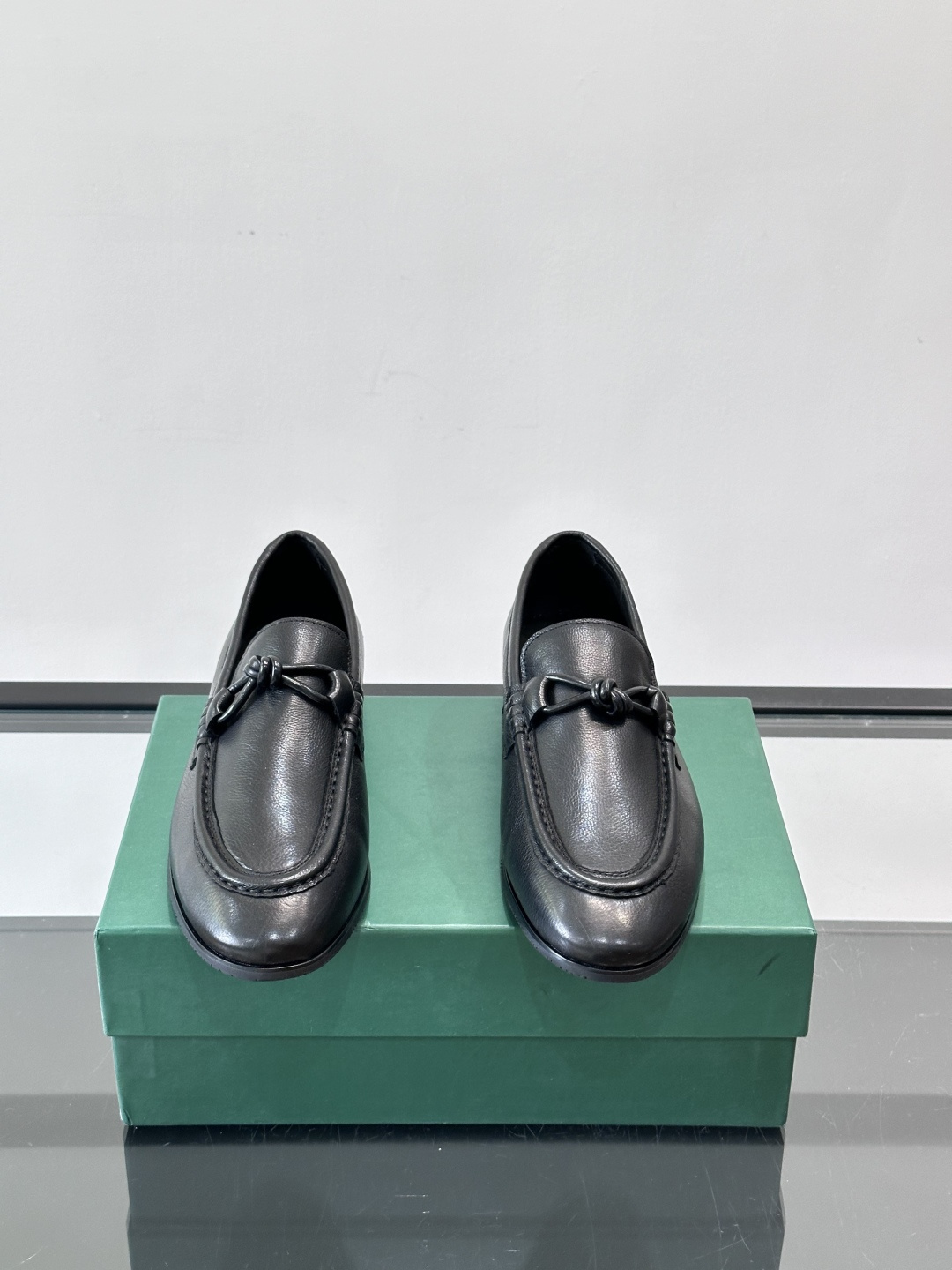 bv男士皮鞋，选用优质皮革，表面光滑细腻，质感满分💯。经典乐福鞋设计，搭配马衔扣装饰，细节精致，低调又高