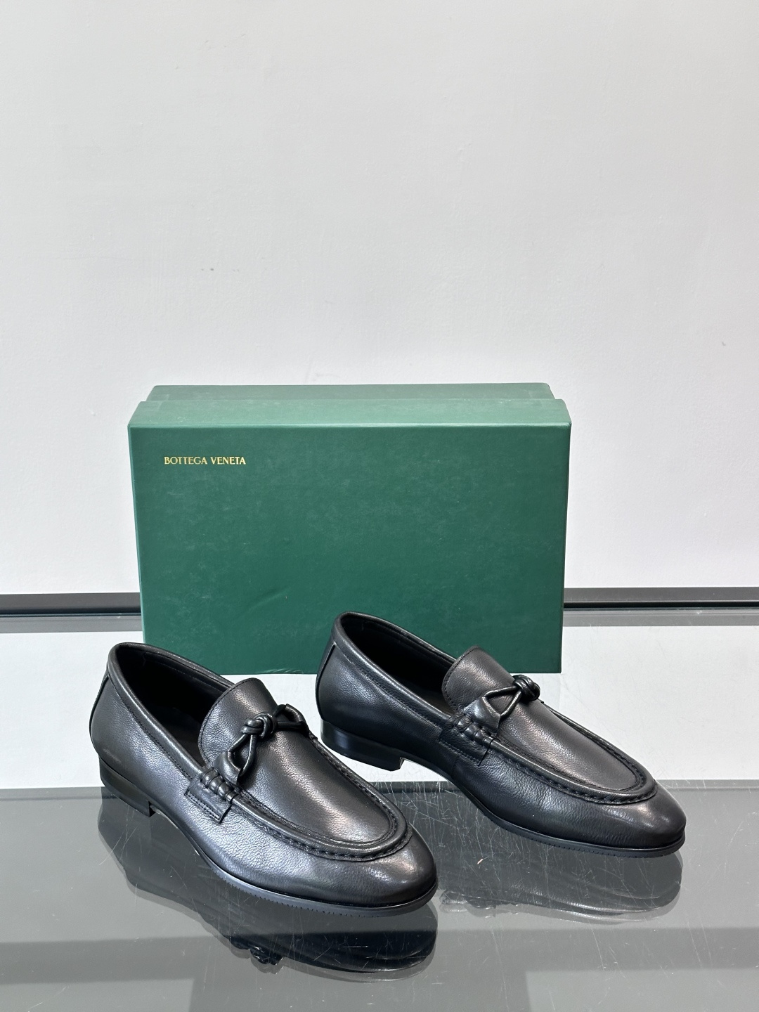 bv男士皮鞋，选用优质皮革，表面光滑细腻，质感满分💯。经典乐福鞋设计，搭配马衔扣装饰，细节精致，低调又高